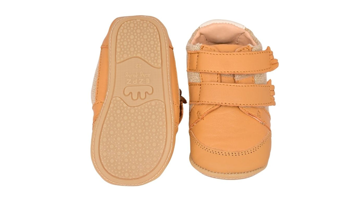 Kinder-Barfußschuh mit flexibler Sohle und flachem Sohlenprofil. Ansicht von unten.