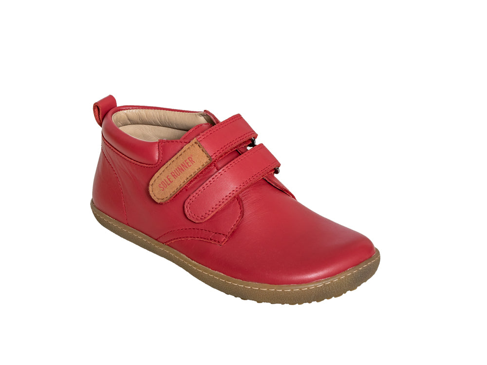 Kinder Barfußschuh, geschlossene Zehen und geschlossener Fersenbereich, zwei Klettverschlüsse, flexible Sohle, einzelner Schuh, schräge Vorderansicht
