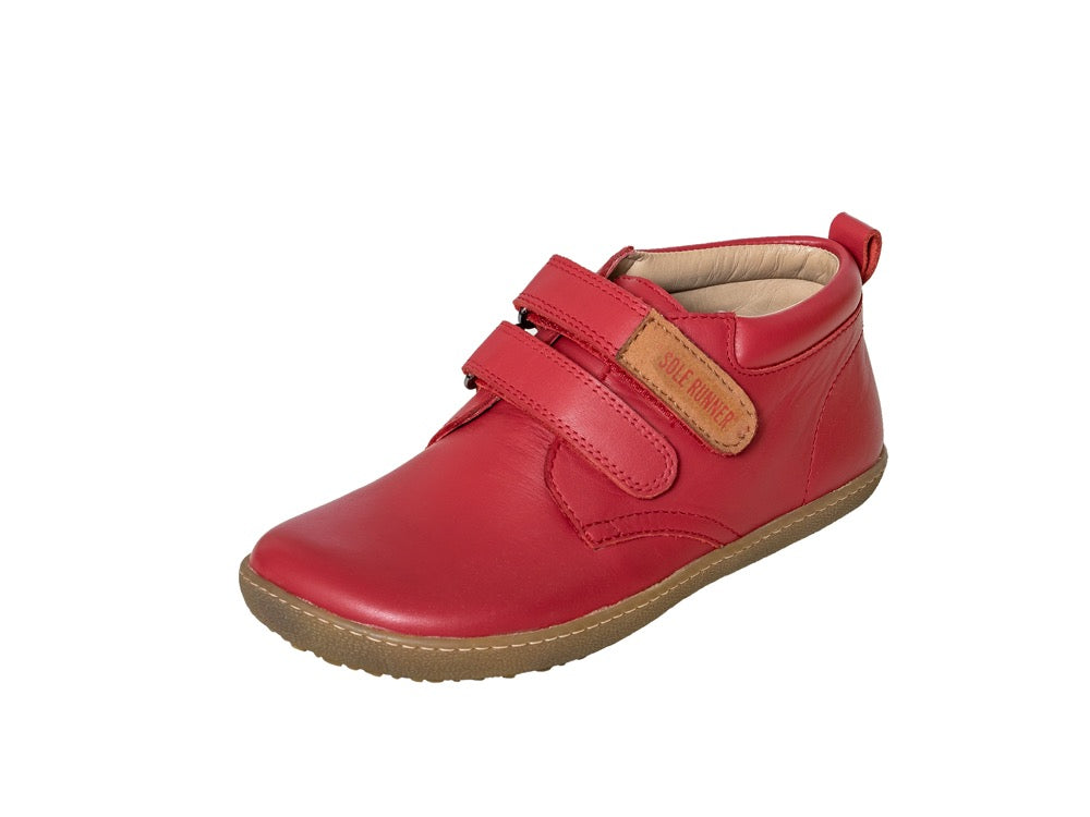 Kinder Barfußschuh, geschlossene Zehen und geschlossener Fersenbereich, zwei Klettverschlüsse, flexible Sohle, einzelner Schuh, schräge Vorderansicht