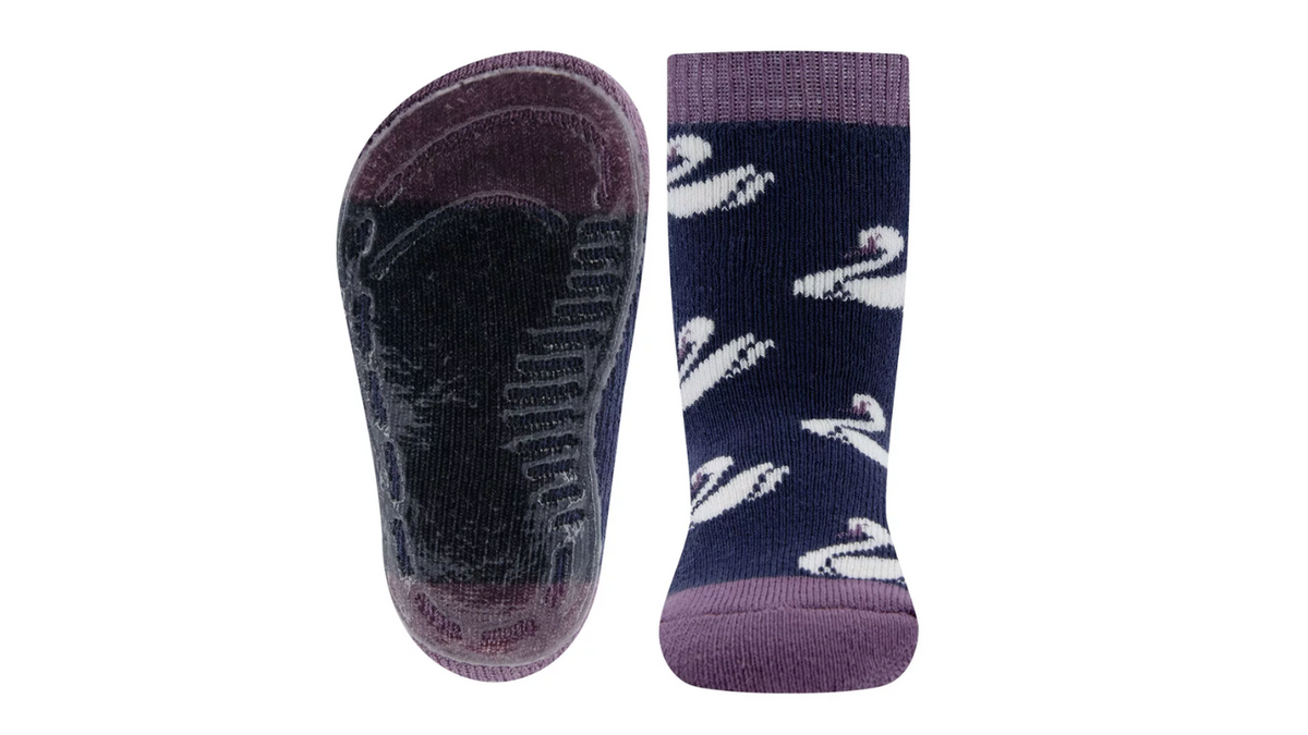 Kinder-Socke als Paar mit elastischem Schaft, Motiv im Fußbereich, eine Socke in Draufsicht, eine Socke in Ansicht von unten.