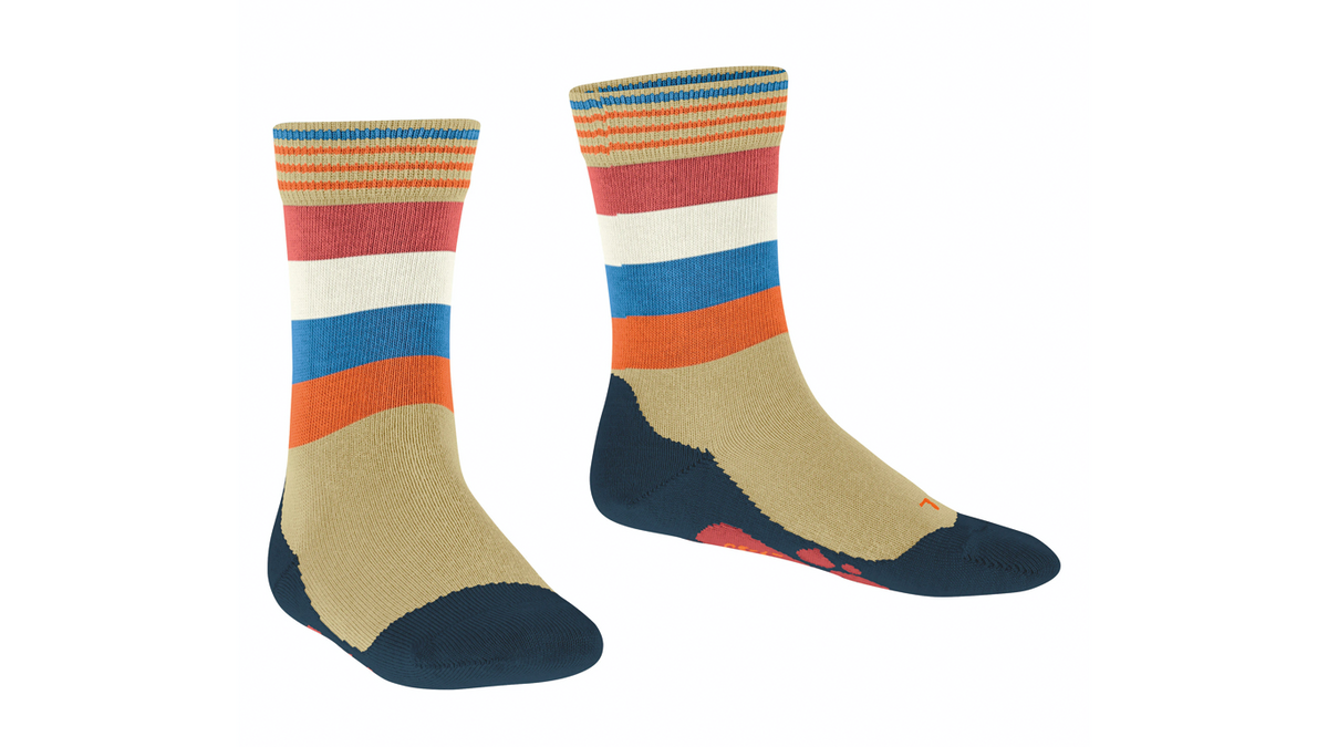 Kindersocken als Paar mit hohem Schaft und Streifenmuster, schräge Vorderansicht.