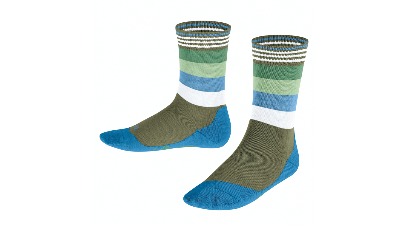 Kindersocken als Paar mit hohem Schaft und Streifenmuster, schräge Vorderansicht.