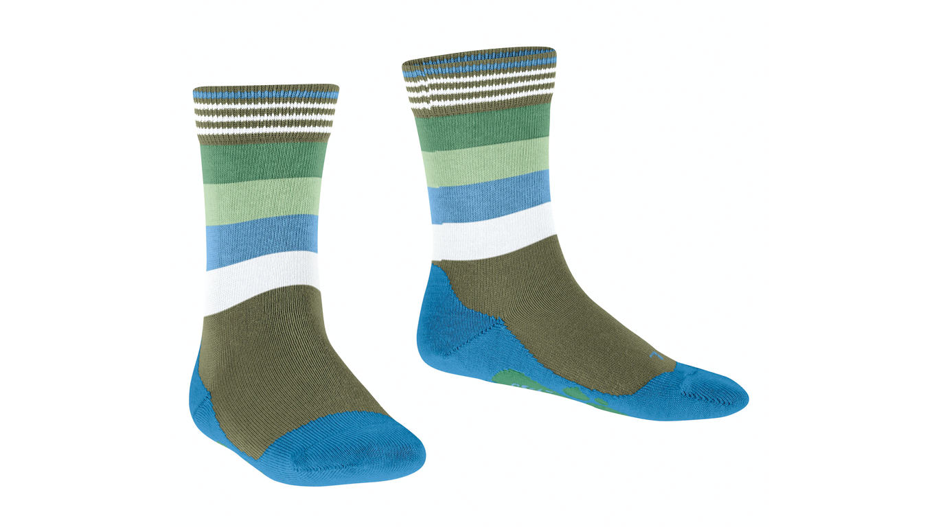 Kindersocken als Paar mit hohem Schaft und Streifenmuster, schräge Vorderansicht.
