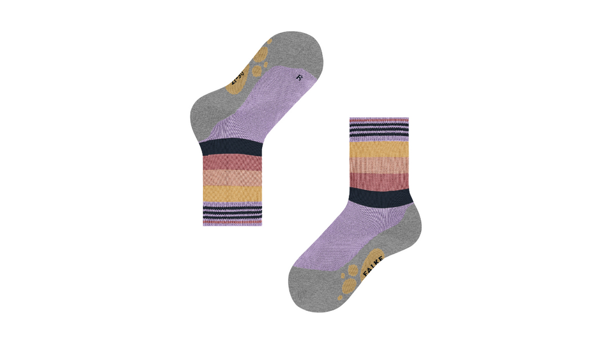 Kindersocken als Paar mit hohem Schaft und Streifenmuster, Seitenansicht.