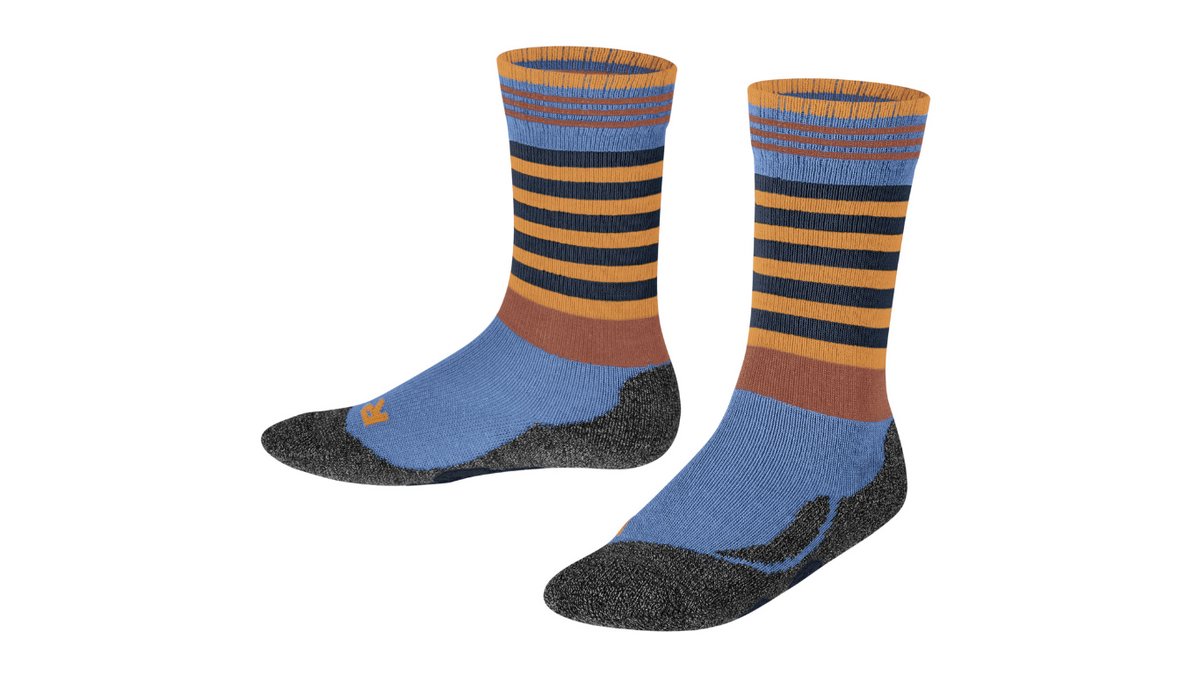 Kindersocken als Paar mit hohem Schaft und Streifenmuster, schräge Vorderansicht.