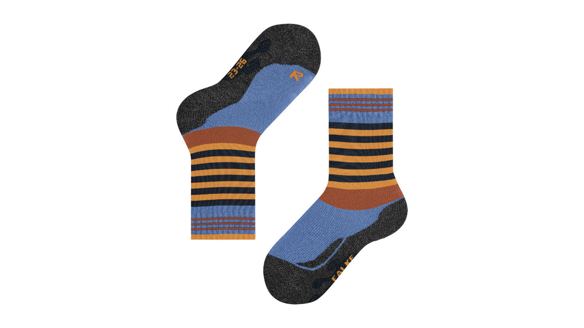 Kindersocken als Paar mit hohem Schaft und Streifenmuster, Seitenansicht.