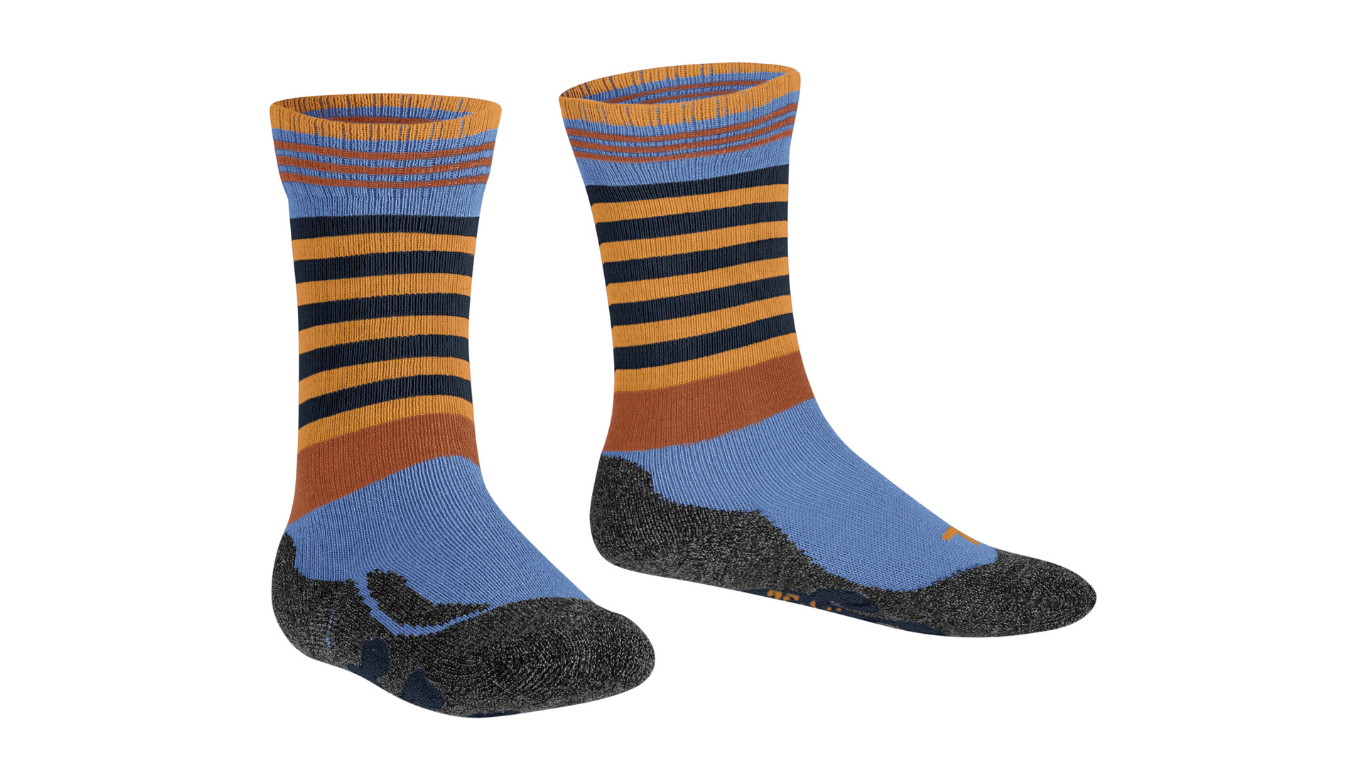 Kindersocken als Paar mit hohem Schaft und Streifenmuster, schräge Vorderansicht.