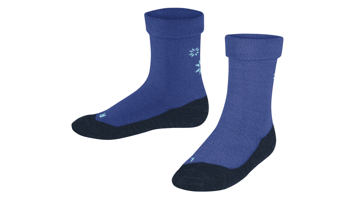 Socke als Paar mit mittelhohem Schaft, geschlossener Zehenpartie und geschlossenem Fersenbereich, schräge Vorderansicht.