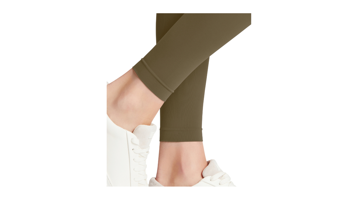 Damen-Leggings mit elastischem Bund getragen am Bein, Detailansicht.