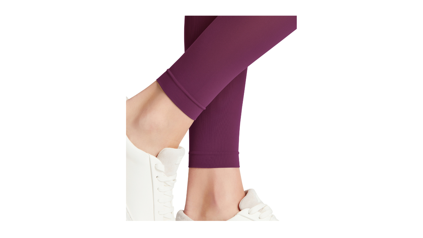 Damen-Leggings mit elastischem Bund getragen am Bein, Detailansicht.