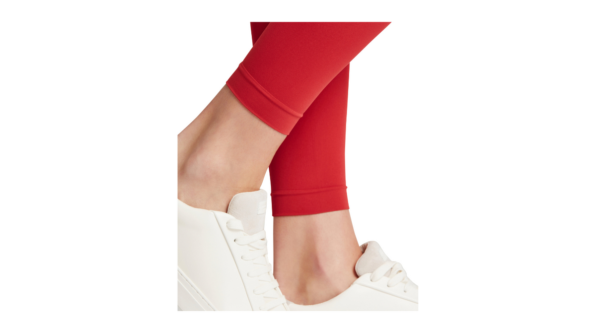 Damen-Leggings mit elastischem Bund getragen am Bein, Detailansicht.