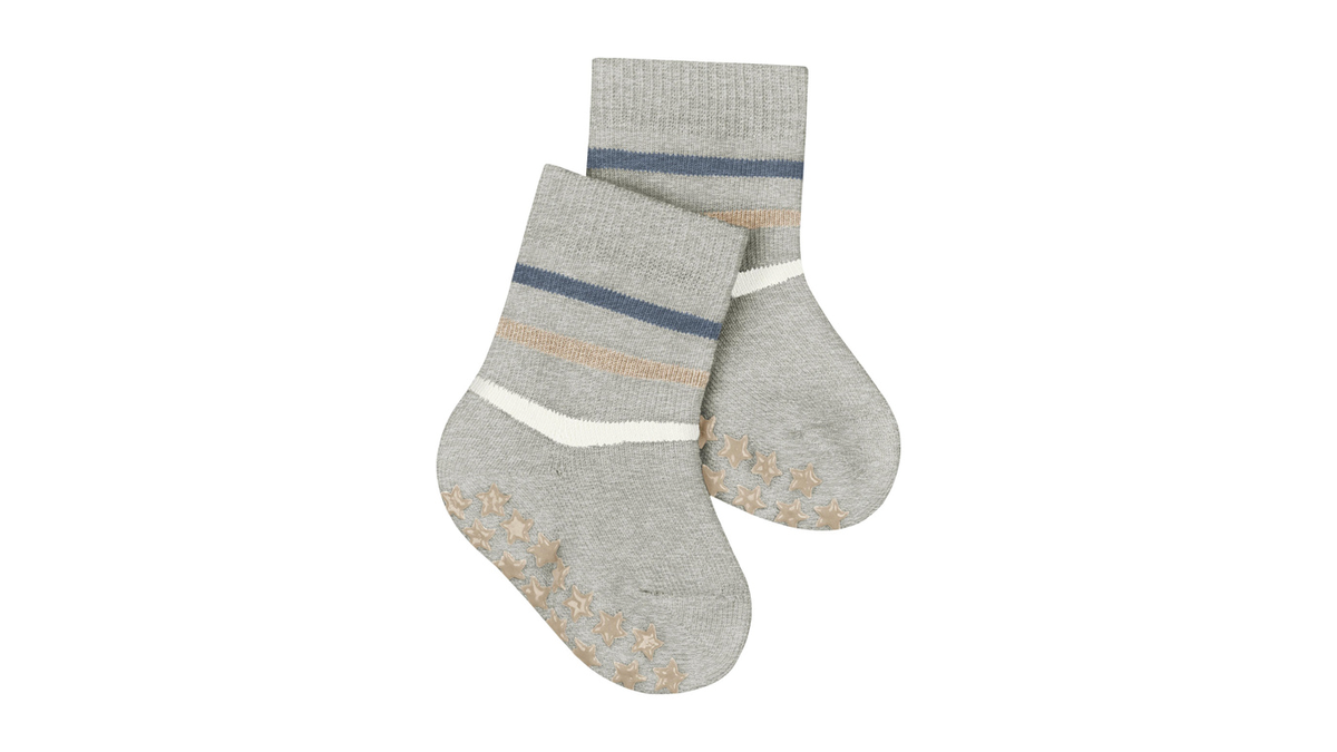 Socke als Paar mit mittelhohem Schaft, geschlossener Zehenpartie und geschlossenem Fersenbereich, schräge Vorderansicht.