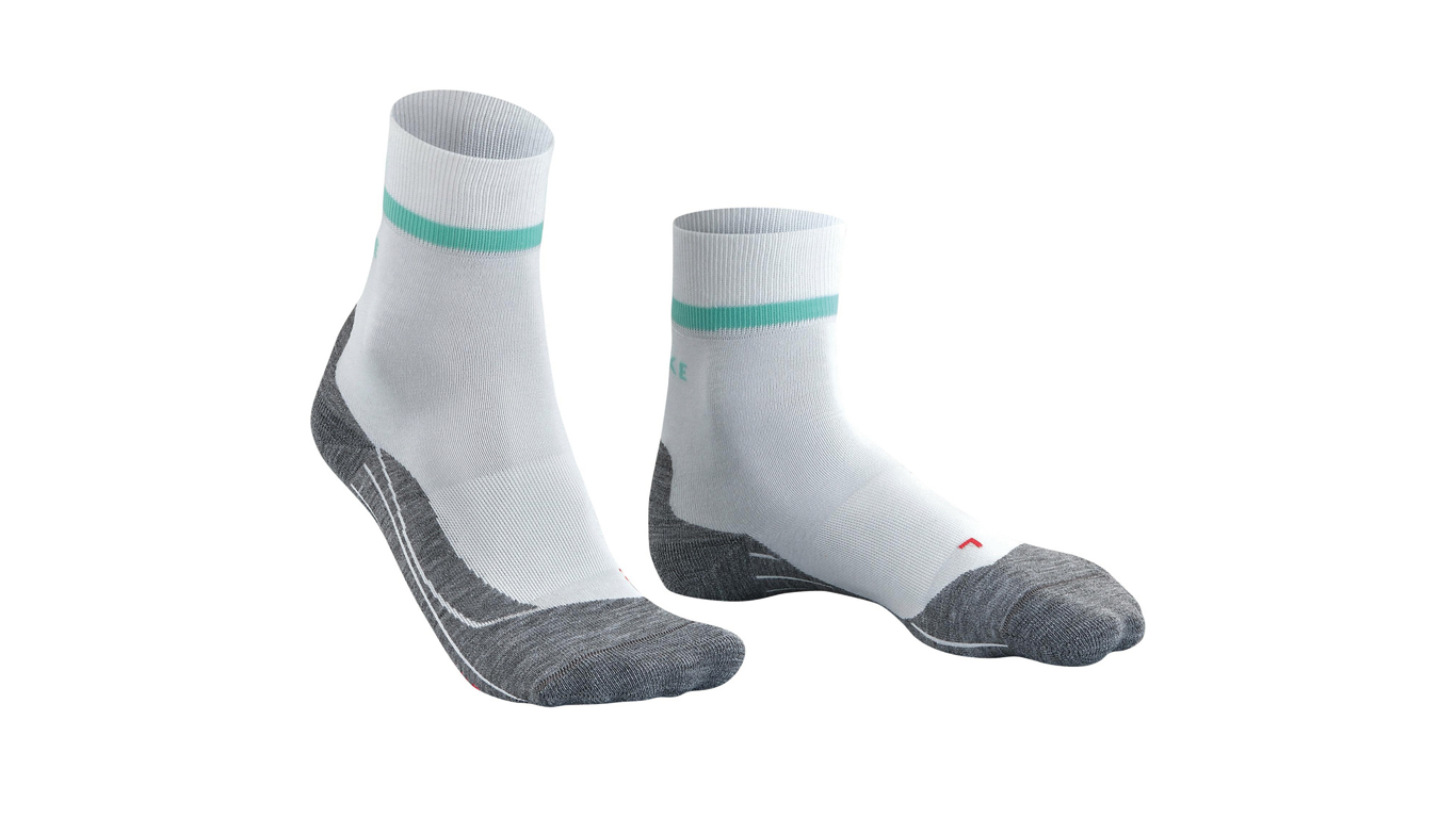 Laufsocke für Erwachsene, Paaransicht, kurzer Schaft, anatomische Fußform, schräge Vorderansicht