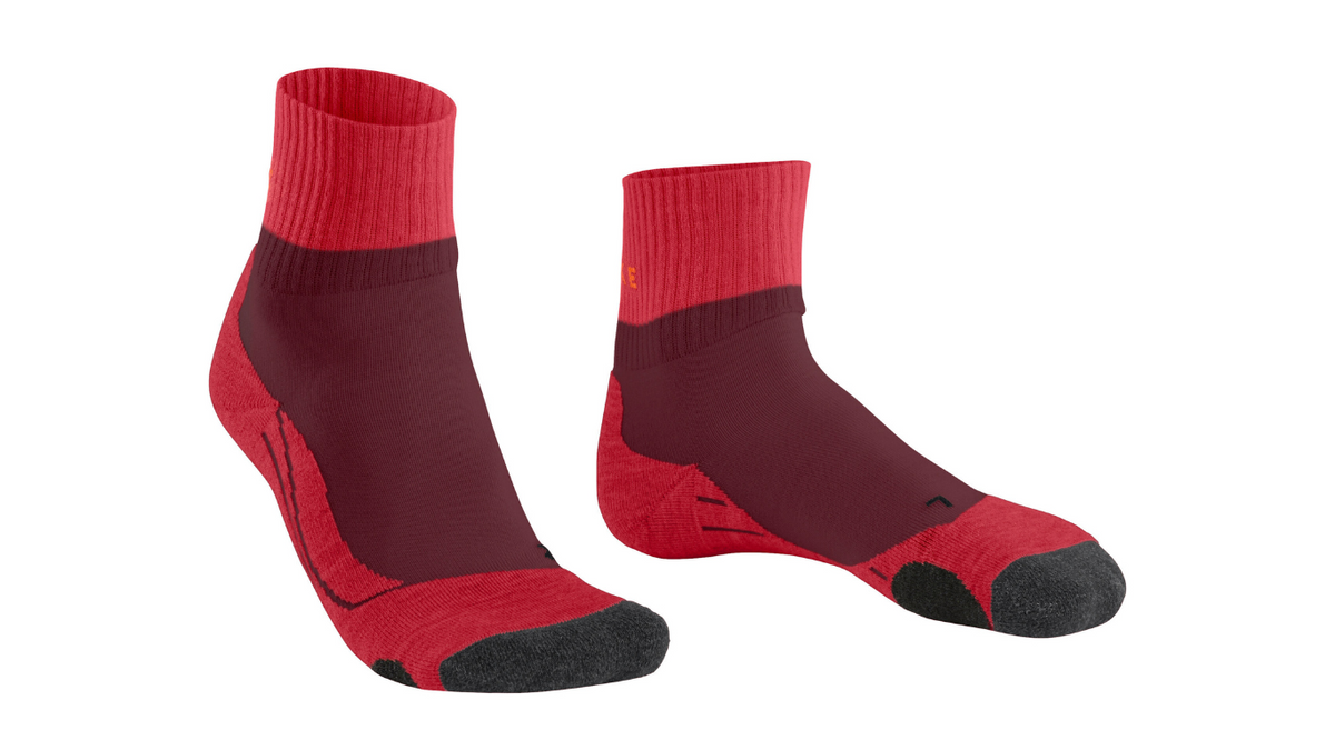 Damen-Wandersocken als Paar mit niedrigem Schaft, schräge Vorderansicht.