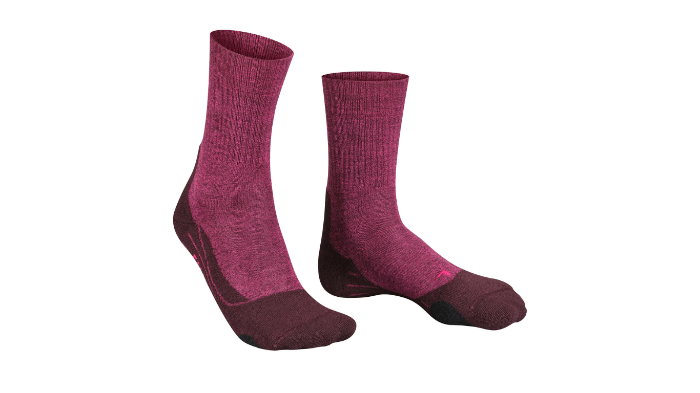 Socke als Paar mit mittelhohem Schaft, geschlossener Zehenpartie und geschlossenem Fersenbereich, schräge Vorderansicht.