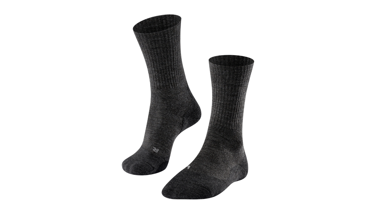 Socke als Paar mit mittelhohem Schaft, geschlossener Zehenpartie und geschlossenem Fersenbereich, schräge Vorderansicht.
