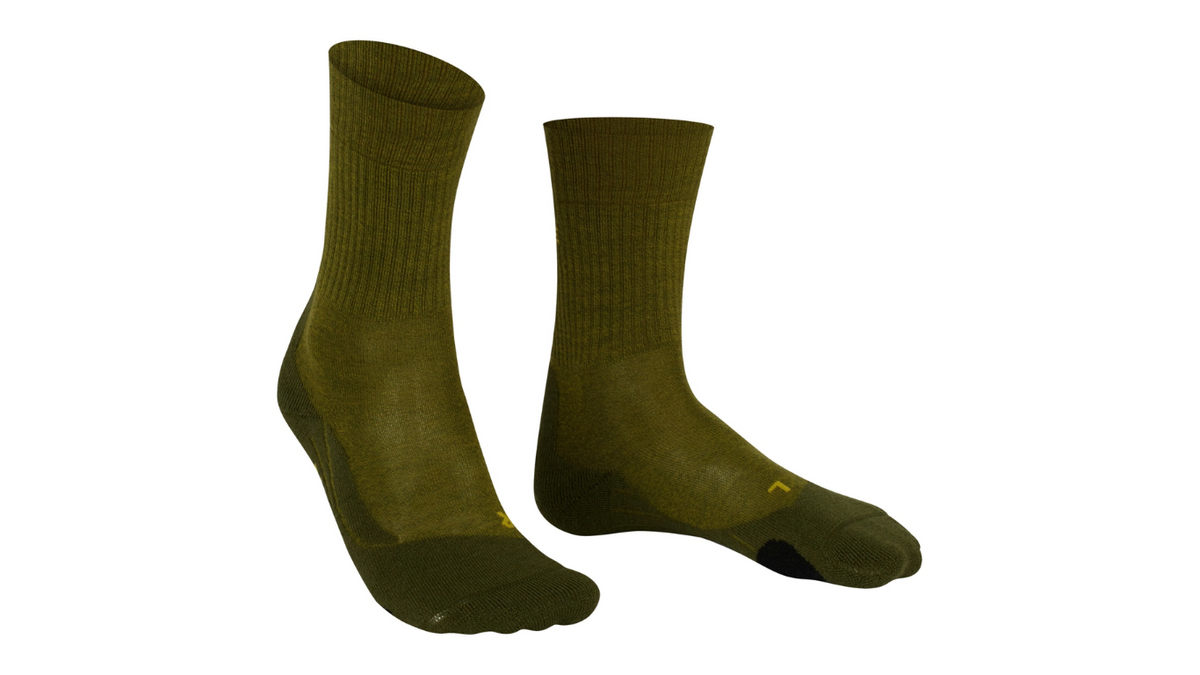 Socke als Paar mit mittelhohem Schaft, geschlossener Zehenpartie und geschlossenem Fersenbereich, schräge Vorderansicht.