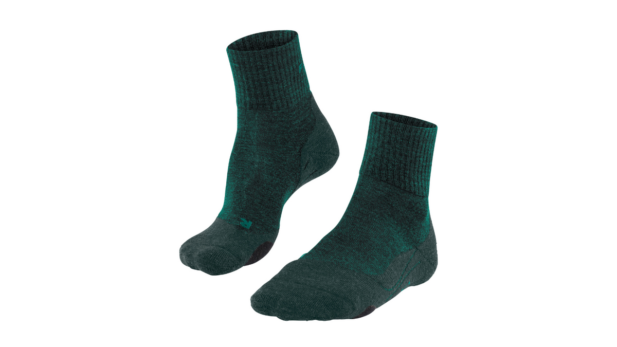 Wandersocken für Erwachsene als Paar mit mittlerem Schaft, schräge Vorderansicht.