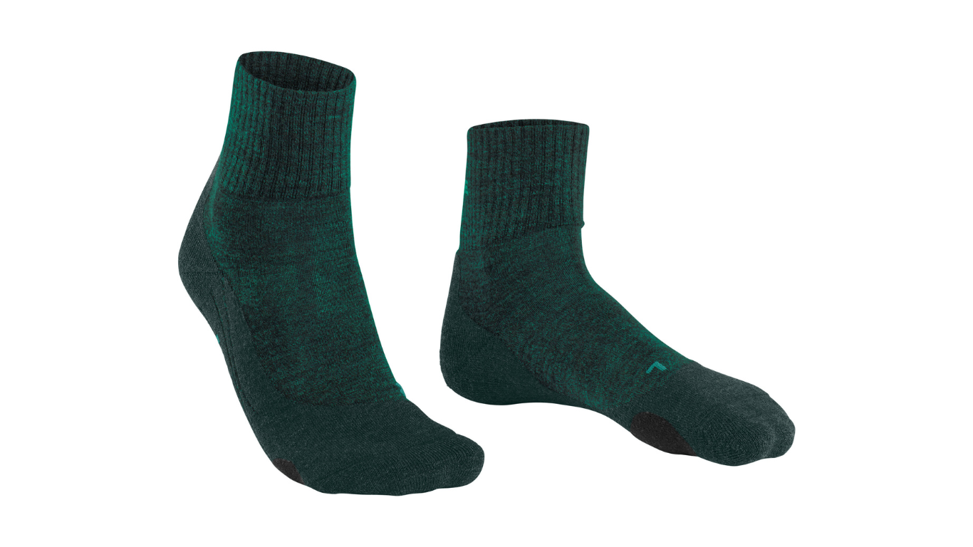 Wandersocken für Erwachsene als Paar mit mittlerem Schaft, schräge Vorderansicht.