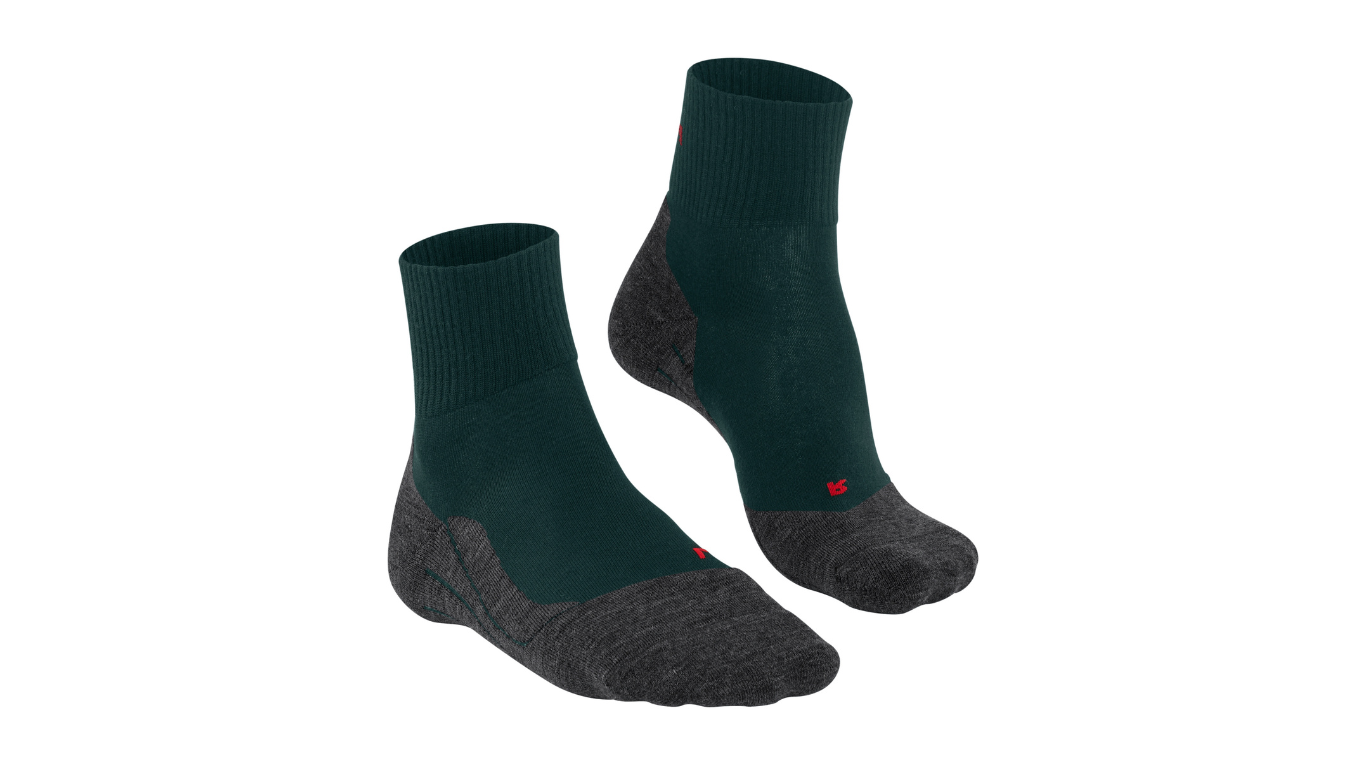 Socke als Paar mit mittelhohem Schaft, geschlossener Zehenpartie und geschlossenem Fersenbereich, schräge Vorderansicht.