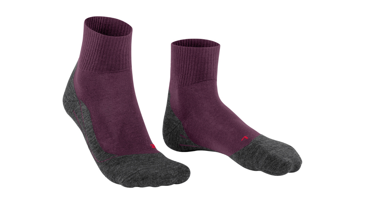 Socke als Paar mit mittelhohem Schaft, geschlossener Zehenpartie und geschlossenem Fersenbereich, schräge Vorderansicht.