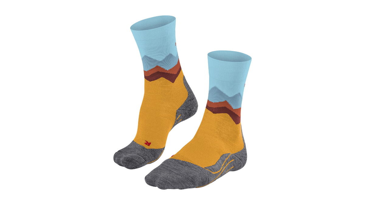 Laufsocke für Erwachsene, Paaransicht, mittelhoher Schaft, anatomische Fußform, schräge Vorderansicht