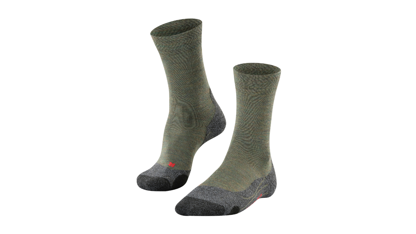 Wandersocken für Erwachsene als Paar mit mittlerem Schaft, schräge Vorderansicht.
