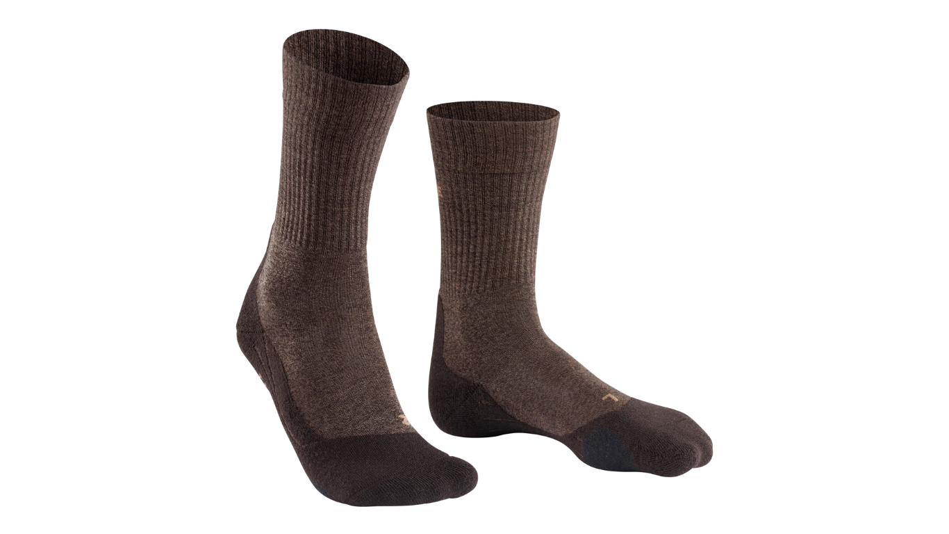 Trekking-Socke für Erwachsene, Paaransicht, mittelhoher Schaft, anatomische Fußform, schräge Vorderansicht
