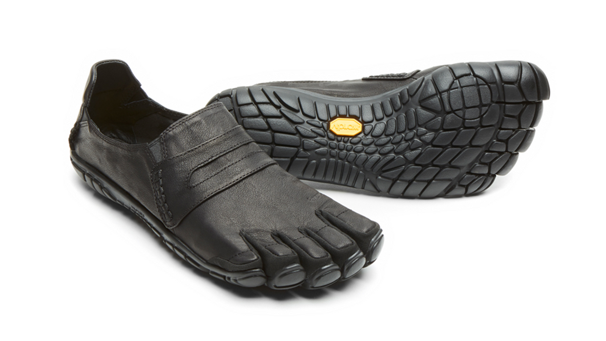 Barfußschuh für Erwachsene ohne Verschluss mit fünf einzelnen Zehenkammern und profilierter Sohle als Paar, schräge Vorderansicht