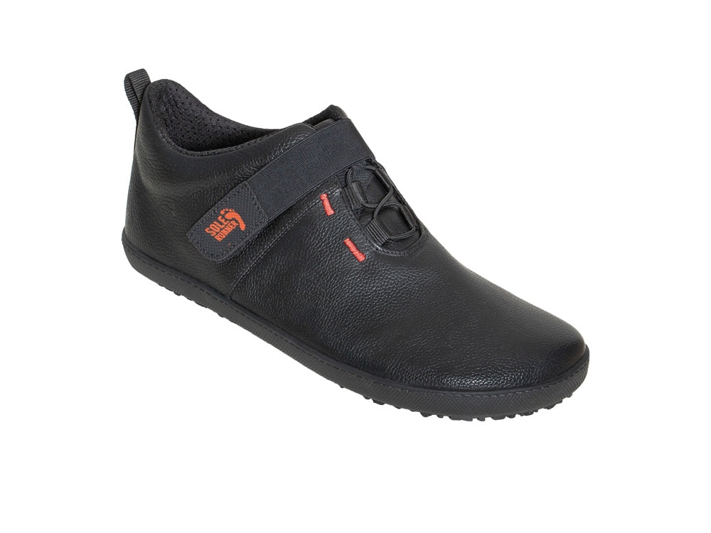Barfußschuh, geschlossene Zehen und geschlossener Fersenbereich, Klettverschluss, flexible Sohle, einzelner Schuh, schräge Vorderansicht