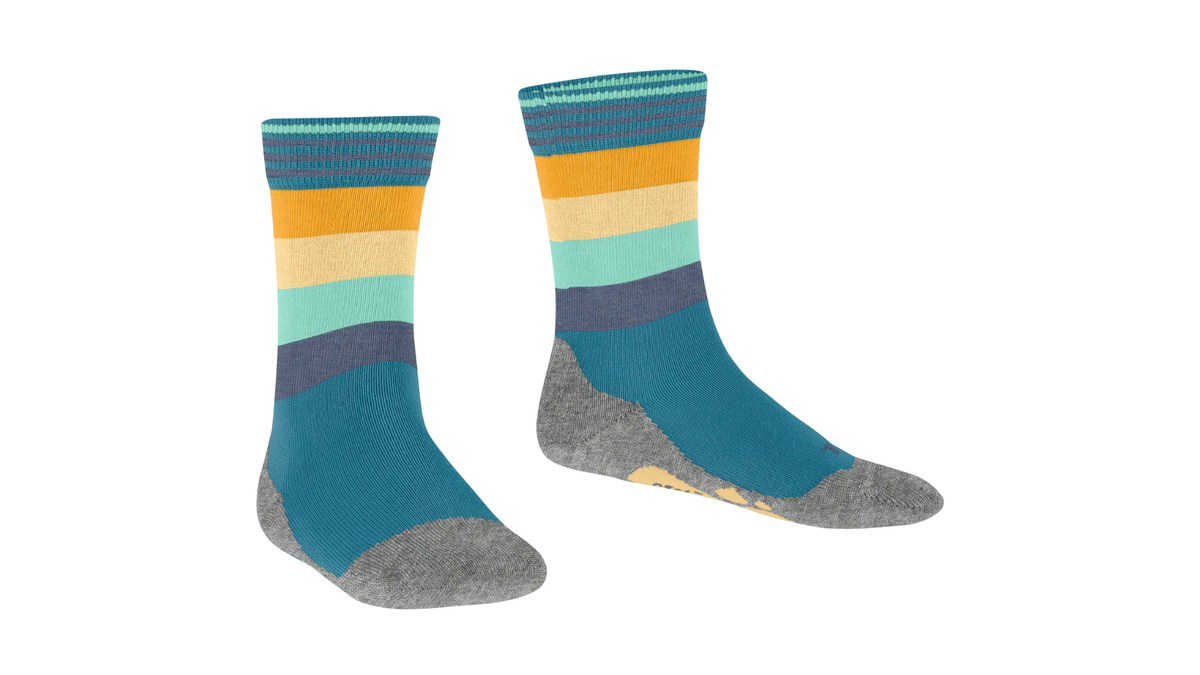 Kindersocken als Paar mit hohem Schaft und Streifenmuster, schräge Vorderansicht.