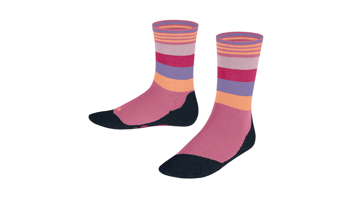 Kindersocken als Paar mit hohem Schaft und Streifenmuster, schräge Vorderansicht.