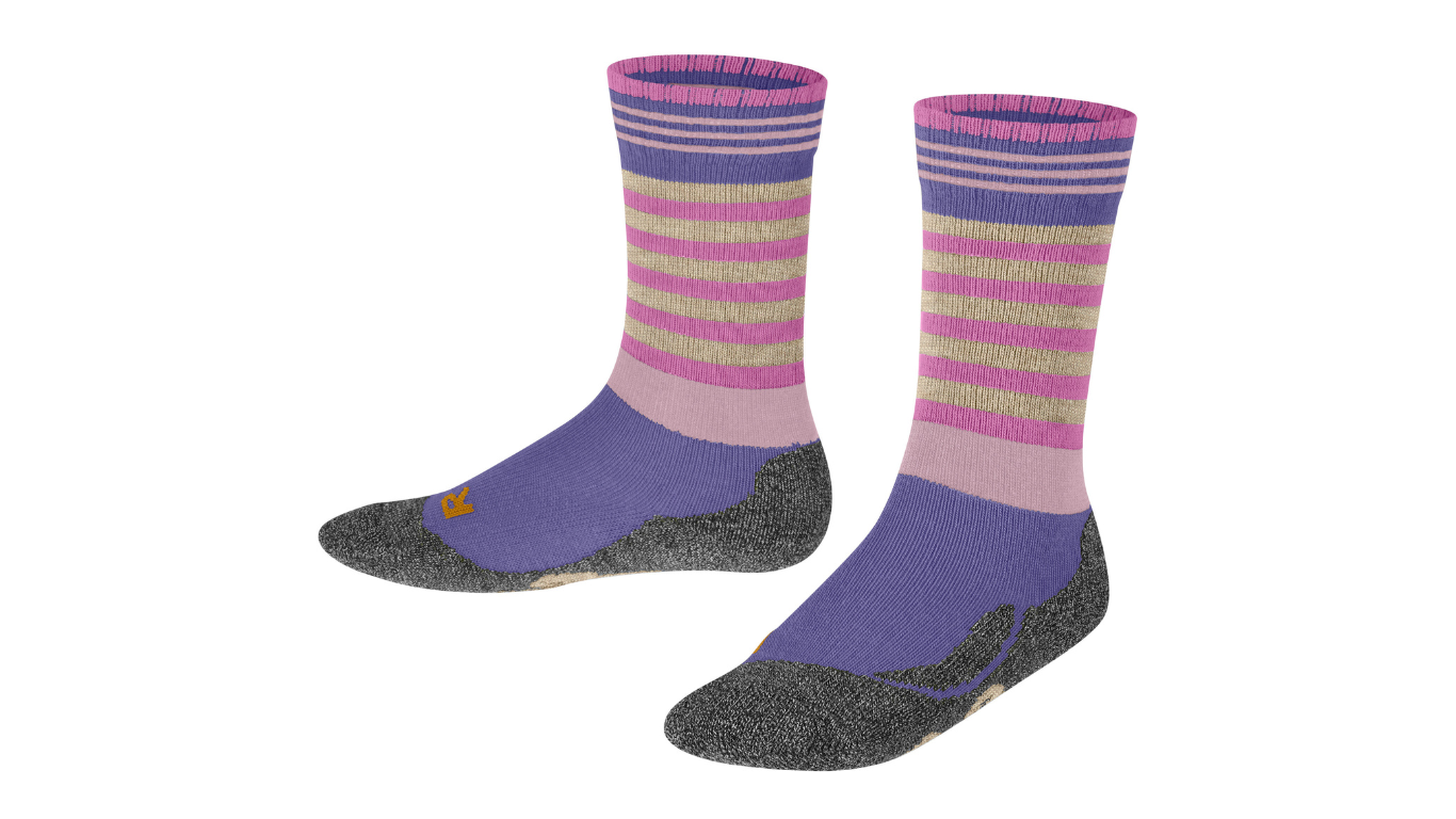 Kindersocken als Paar mit hohem Schaft und Streifenmuster, schräge Vorderansicht.