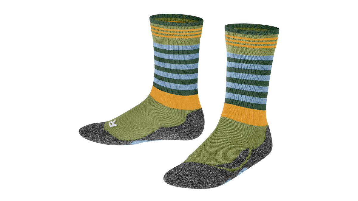 Kindersocken als Paar mit hohem Schaft und Streifenmuster, schräge Vorderansicht.