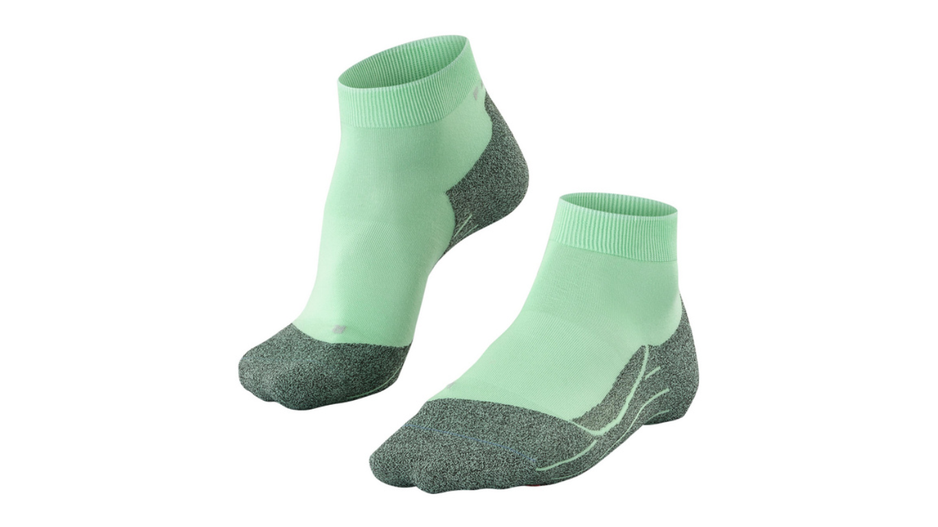 Socke als Paar mit kurzem Schaft, geschlossener Zehenpartie und geschlossenem Fersenbereich, schräge Vorderansicht.