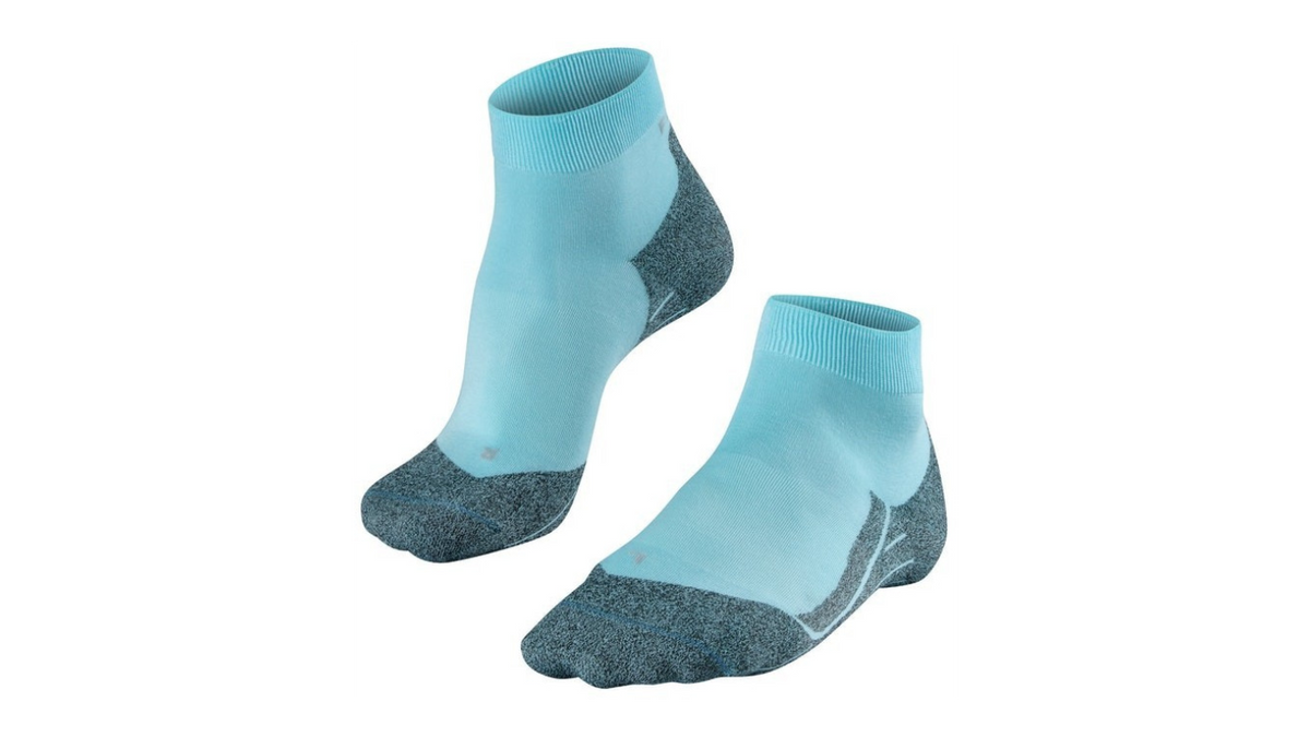 Socke als Paar mit kurzem Schaft, geschlossener Zehenpartie und geschlossenem Fersenbereich, schräge Vorderansicht.