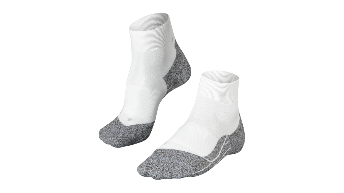 Socke als Paar mit mittelhohem Schaft, geschlossener Zehenpartie und geschlossenem Fersenbereich, schräge Vorderansicht.