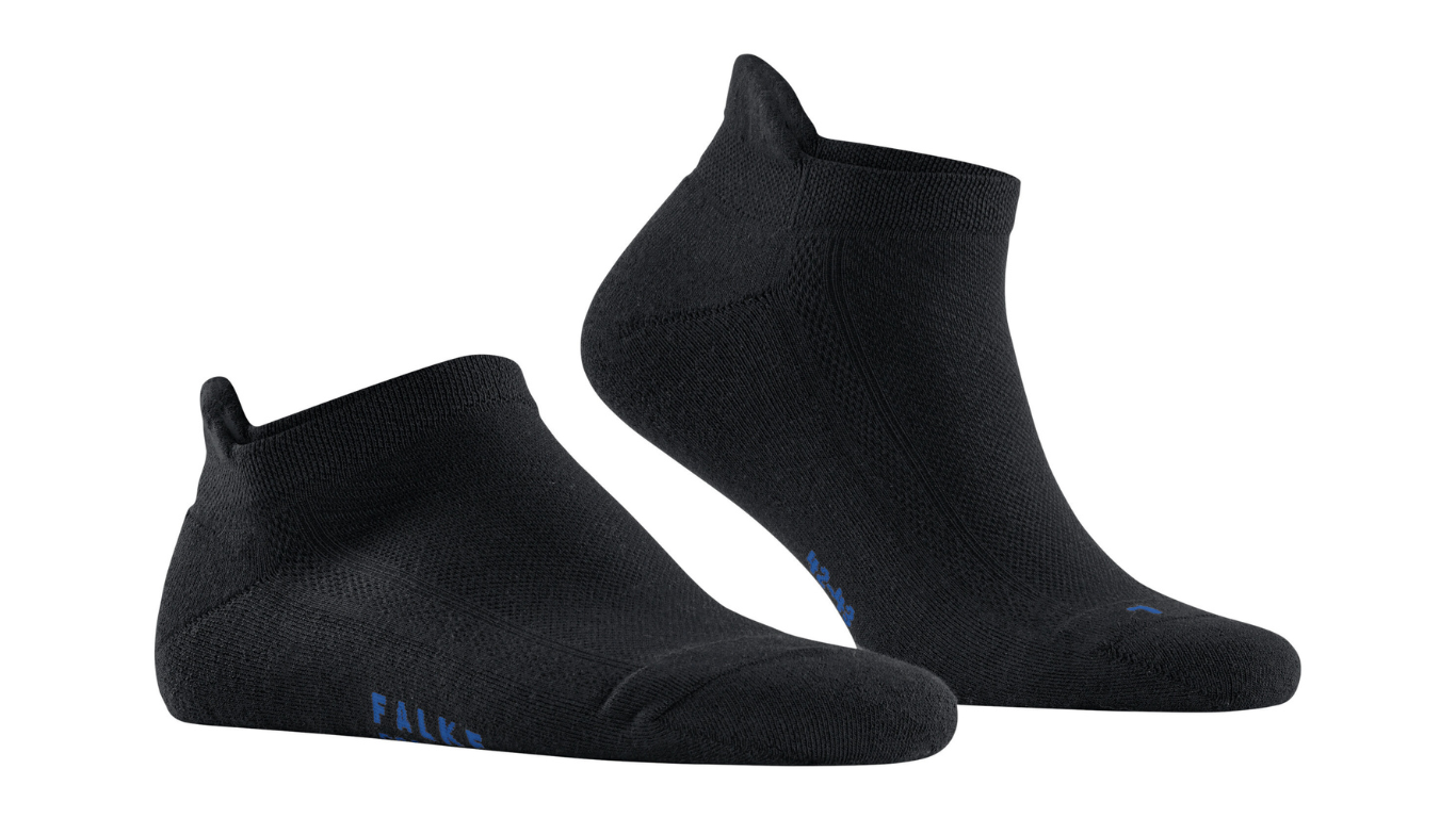 Socke als Paar mit niedrigem Schaft, elastischem Abschluss und geschlossener Zehenpartie, schräge Vorderansicht.
