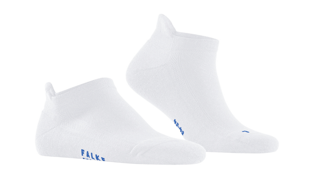 Socke als Paar mit niedrigem Schaft, elastischem Abschluss und geschlossener Zehenpartie, schräge Vorderansicht.