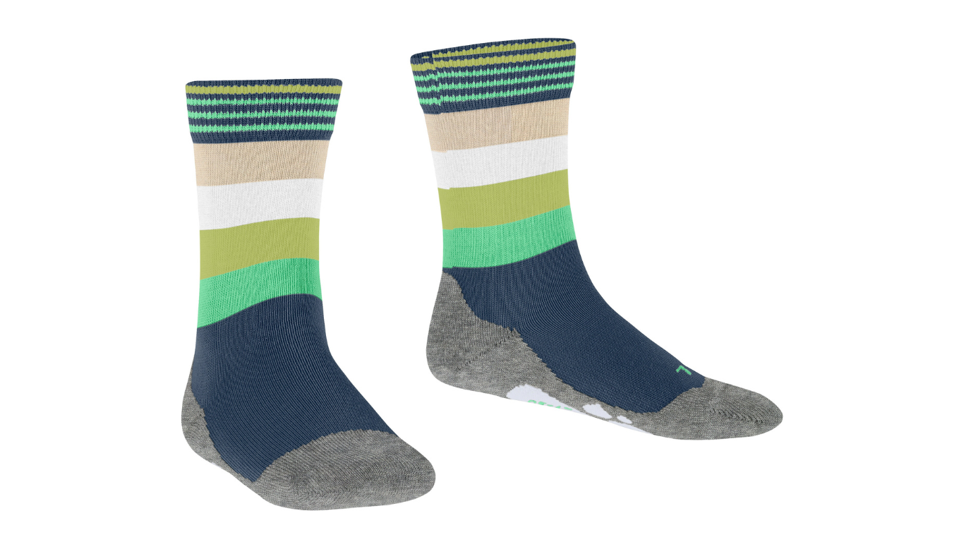 Kindersocken als Paar mit hohem Schaft und Streifenmuster, schräge Vorderansicht.