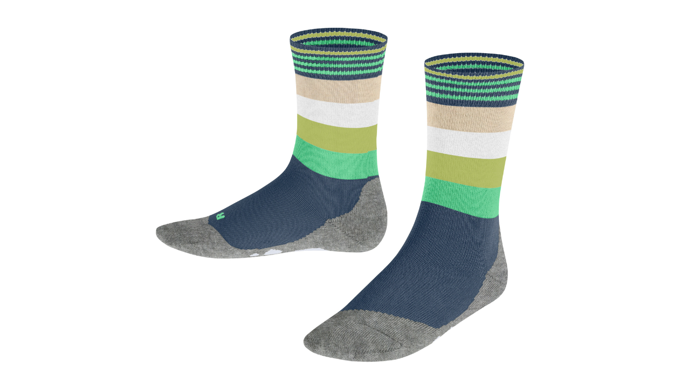 Kindersocken als Paar mit hohem Schaft und Streifenmuster, schräge Vorderansicht.