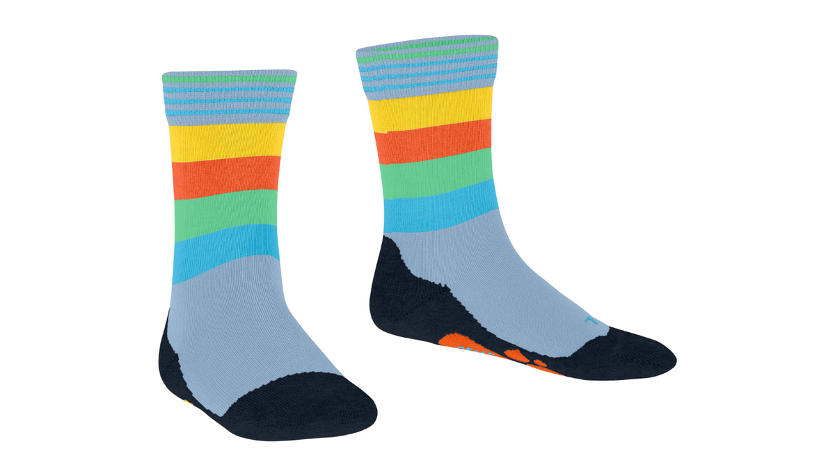 Kindersocken als Paar mit hohem Schaft und Streifenmuster, schräge Vorderansicht.