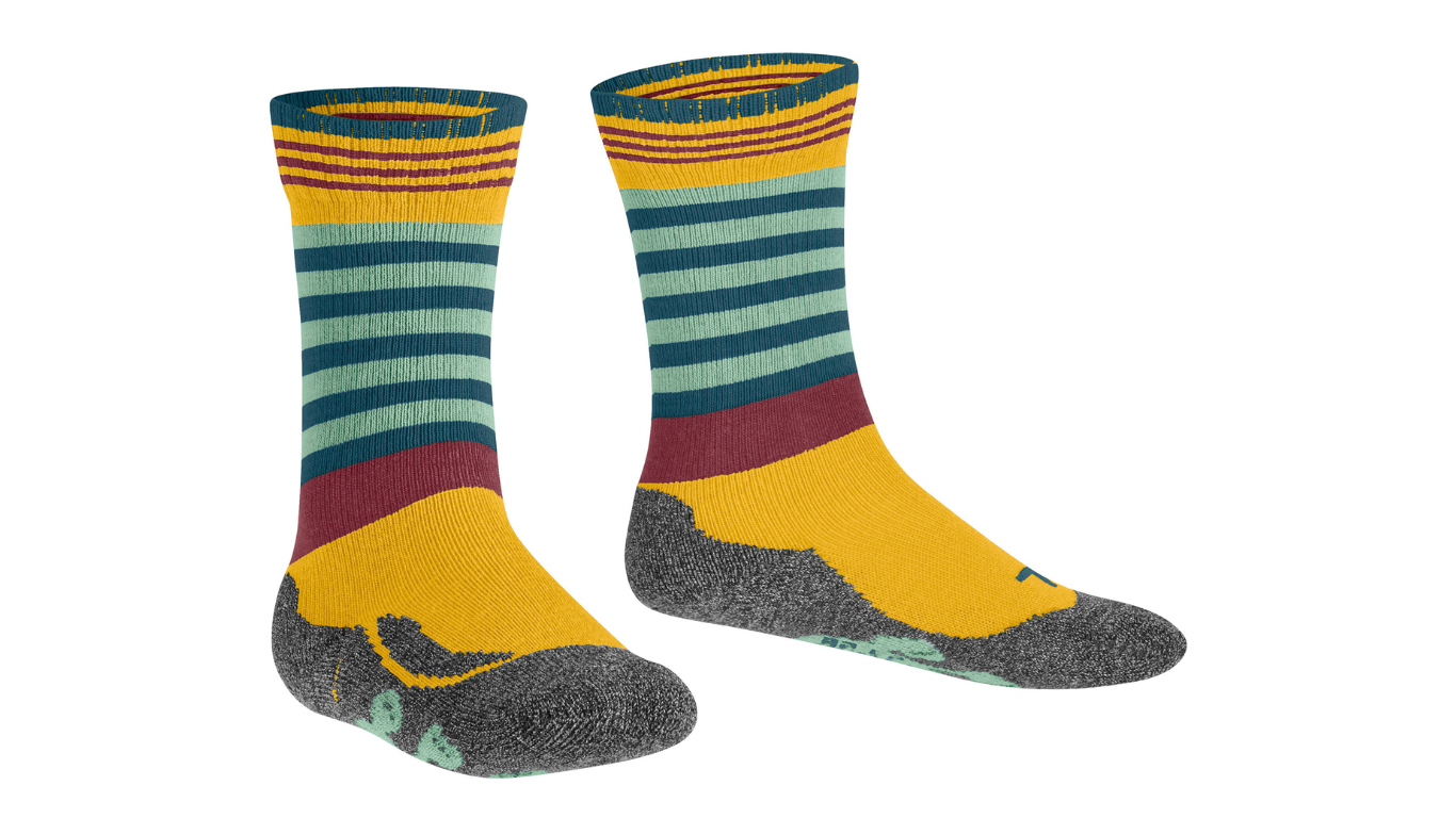 Kindersocken als Paar mit hohem Schaft und Streifenmuster, schräge Vorderansicht.