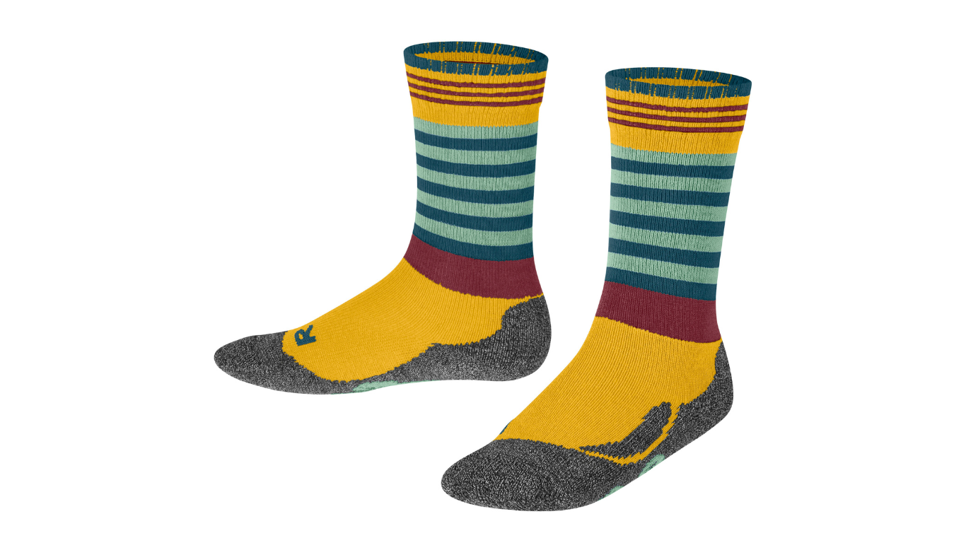 Kindersocken als Paar mit hohem Schaft und Streifenmuster, schräge Vorderansicht.