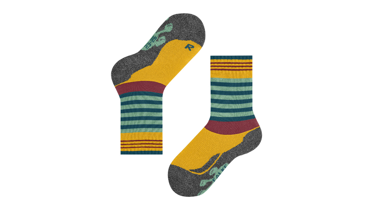 Kindersocken als Paar mit hohem Schaft und Streifenmuster, Seitenansicht.
