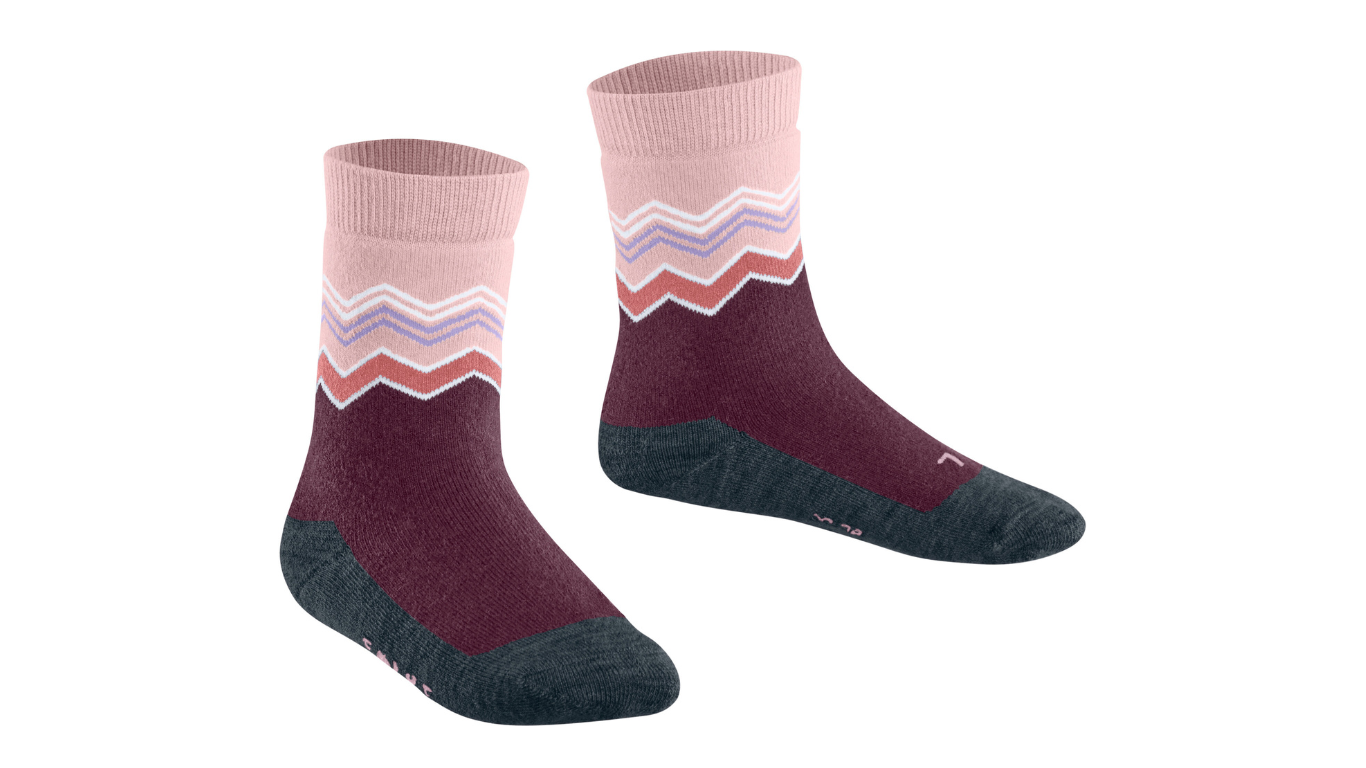 Socke als Paar mit mittelhohem Schaft, geschlossener Zehenpartie und geschlossenem Fersenbereich, schräge Vorderansicht.