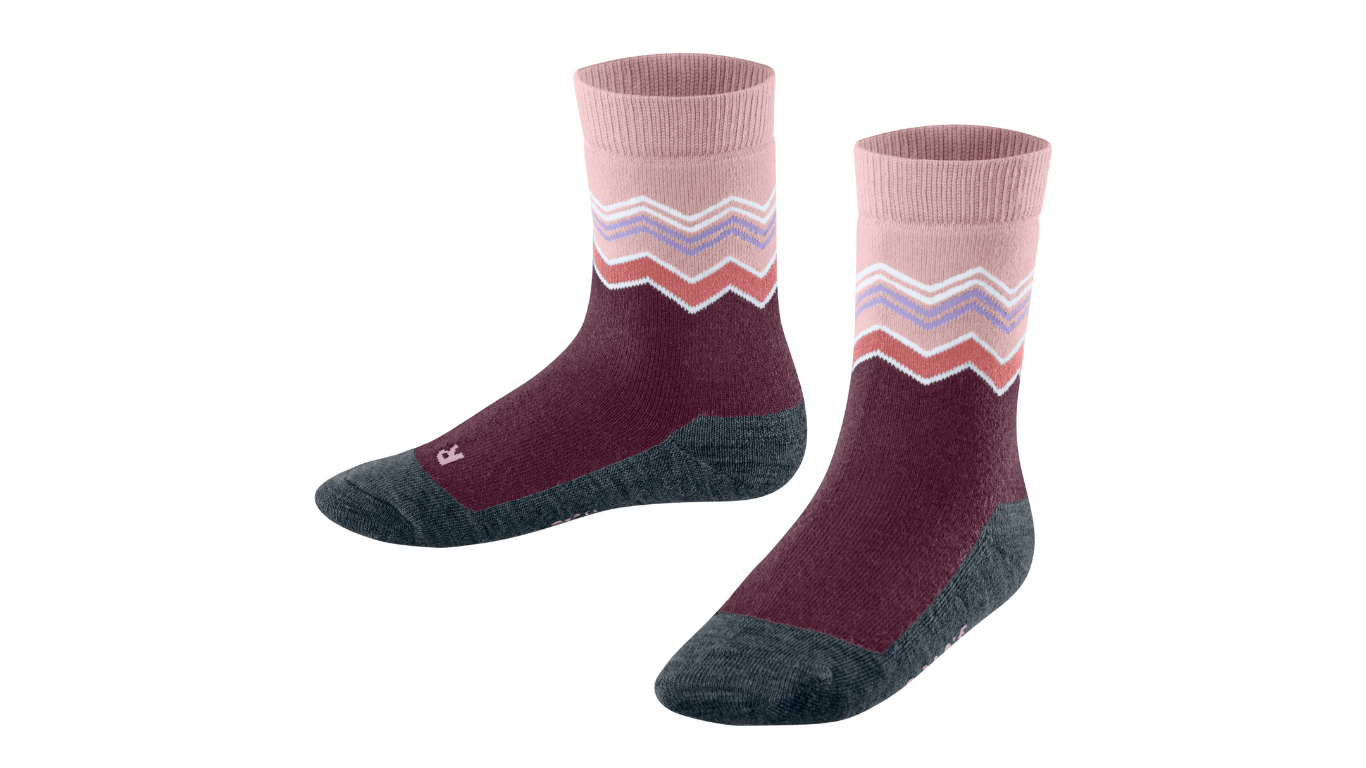 Socke als Paar mit mittelhohem Schaft und geschlossener Zehenpartie, schräge Vorderansicht.