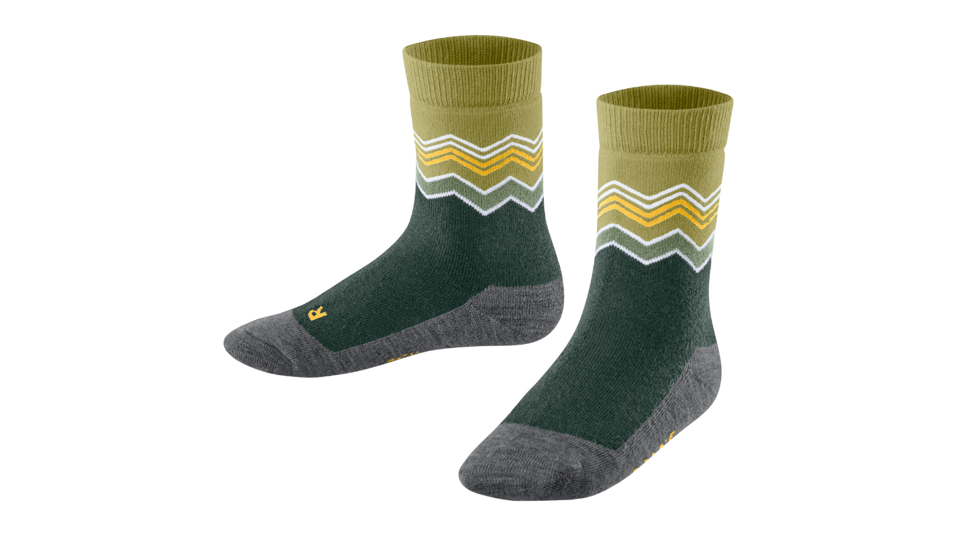 Socke als Paar mit mittelhohem Schaft und geschlossener Zehenpartie, schräge Vorderansicht.