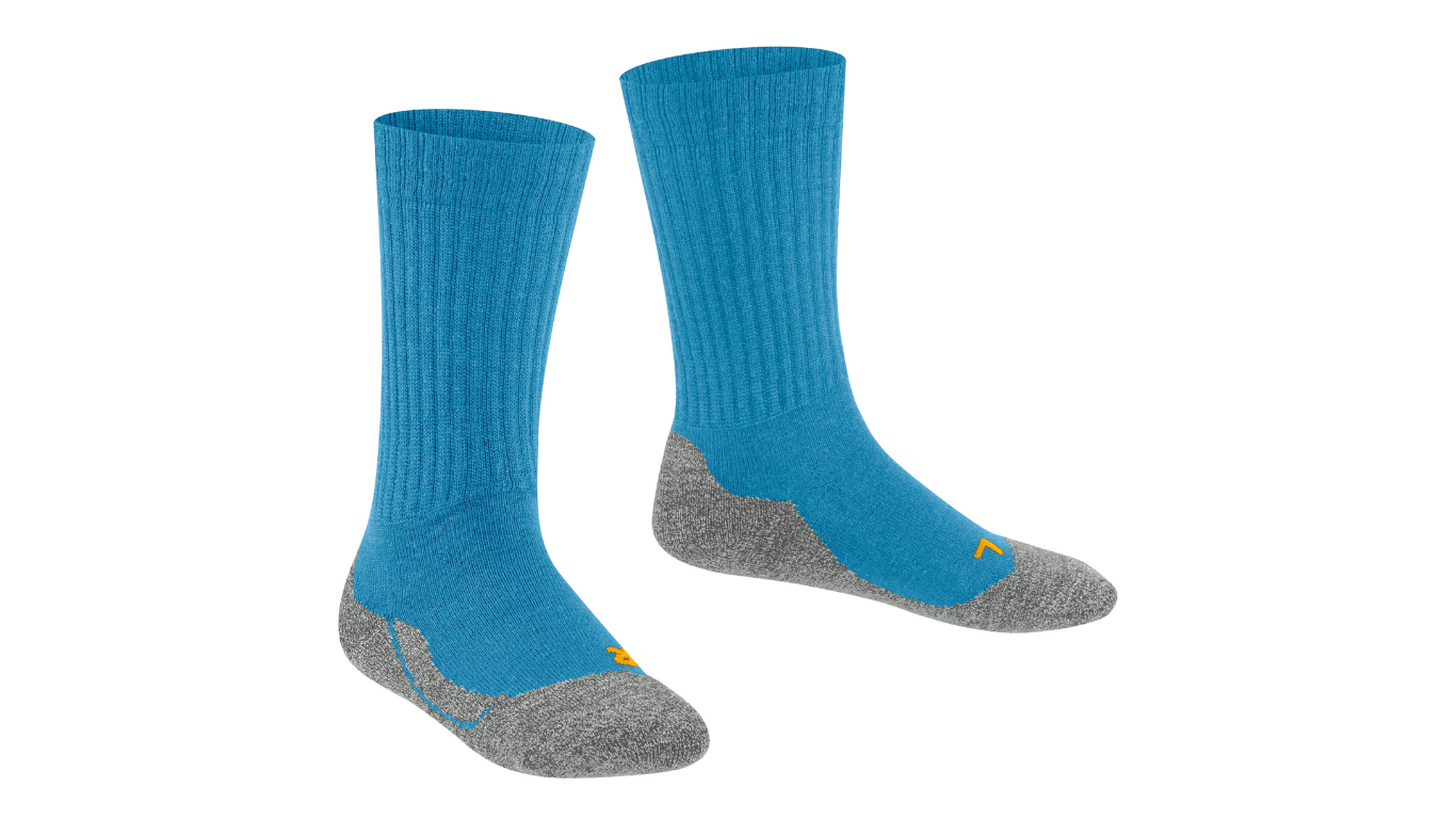 Socke als Paar mit mittelhohem Schaft, geschlossener Zehenpartie und geschlossenem Fersenbereich, schräge Vorderansicht.