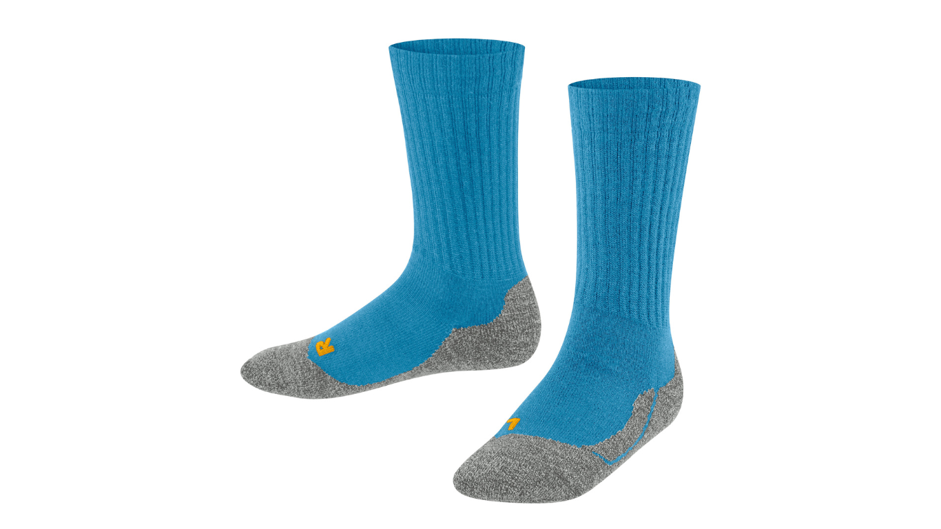 Socke als Paar mit mittelhohem Schaft und geschlossener Zehenpartie, schräge Vorderansicht.